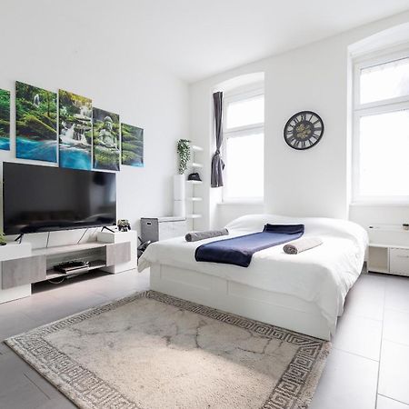 Modern City Apartment In Вена Экстерьер фото